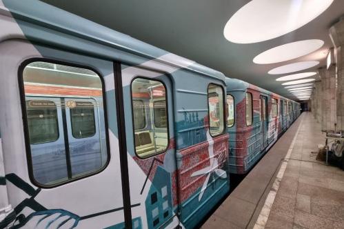 Студенты и преподаватели НГУАДИ вручную расписали состав поезда-музея «Новониколаевск-Новосибирск»